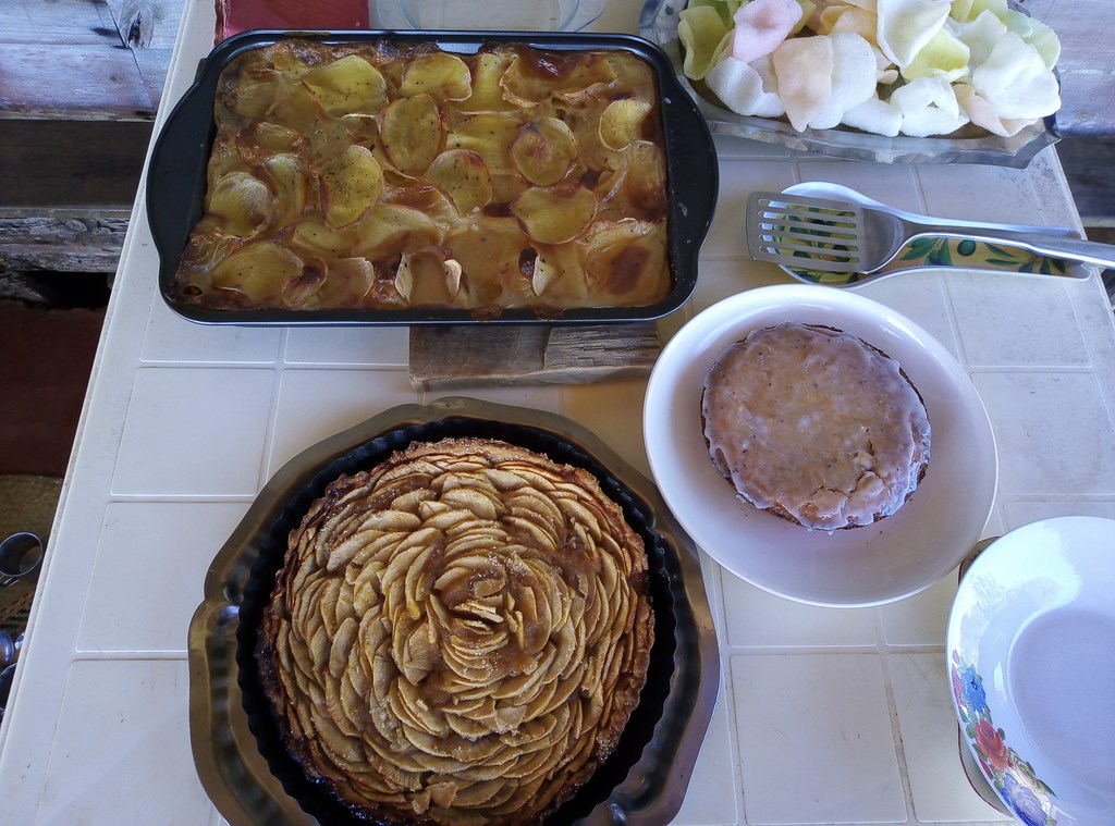 gratin savoyard , tarte aux pommes et soufflets chinois