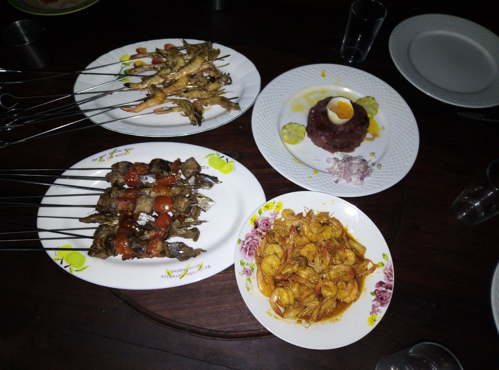brochettes et crevettesn steak tartare de zébus