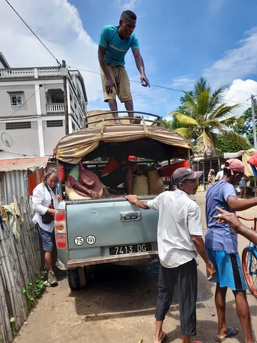 Vous pouvez venir en Taxi Brousse