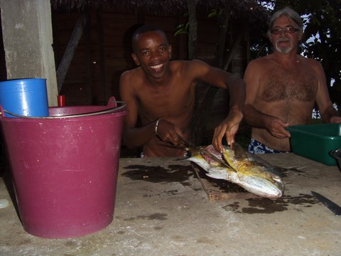 Découpe de la Carangue dans la cuisine extérieure