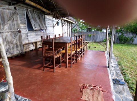 Varangue devant la maison