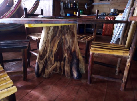 Table ronde atypique avec pied racine 1