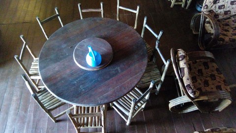 Table ronde atypique avec pied racine 3